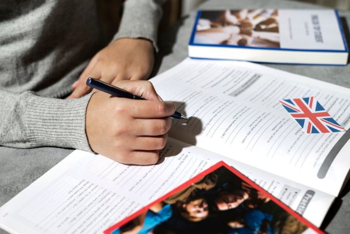 چگونه آموزشگاه زبان انگلیسی با قیمت مناسب انتخاب کنیم؟