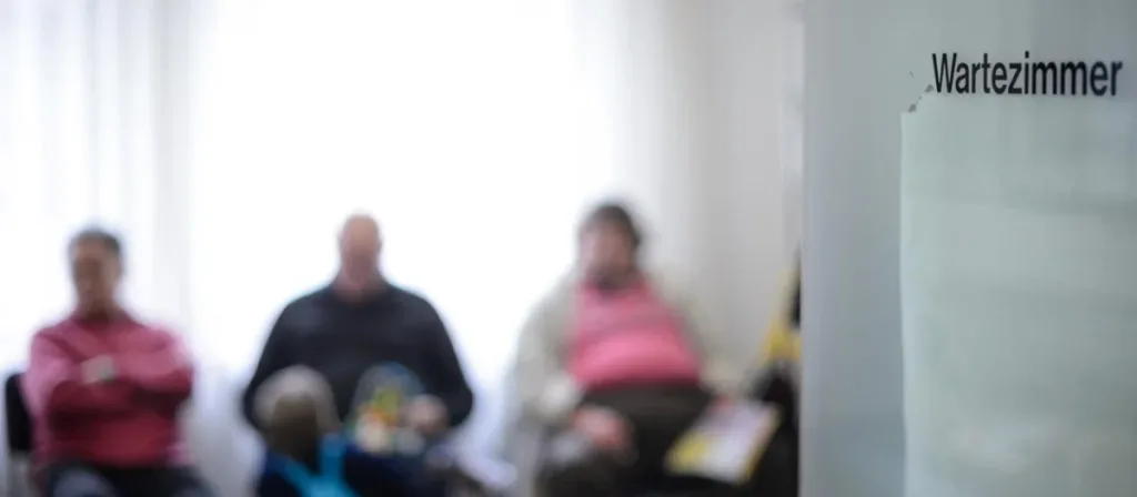 بیماران در انتظار دیدار پزشک در مطب