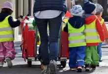مربی و چند کودک در حال پیاده‌روی